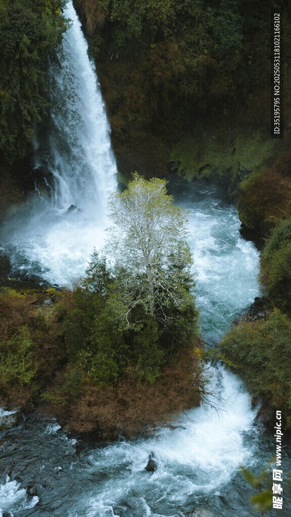 山间瀑布流水自然美景