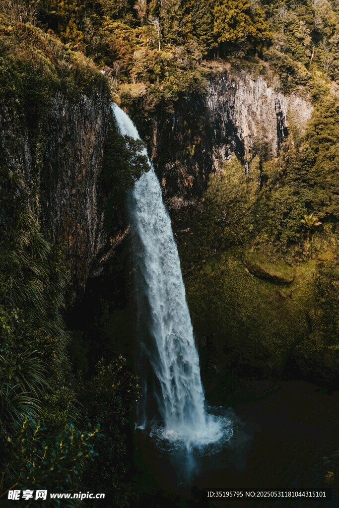 山间瀑布美景