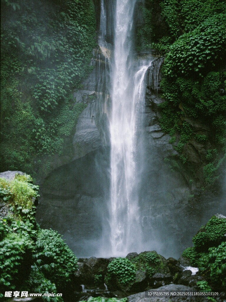 山间瀑布美景
