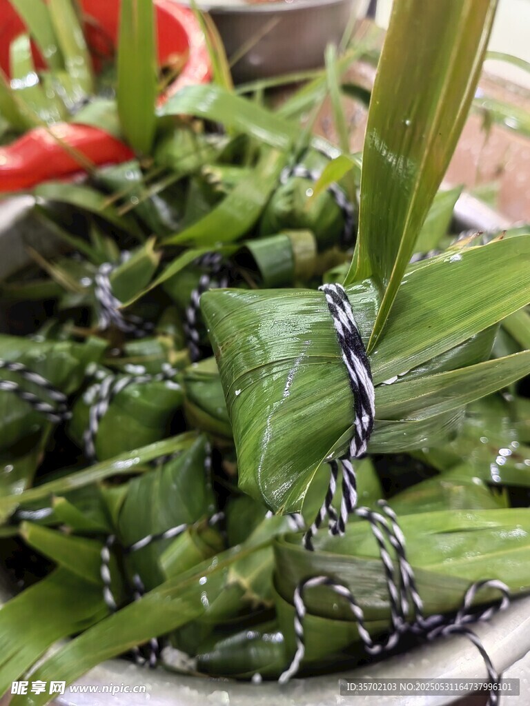 新鲜粽叶待包美味粽子