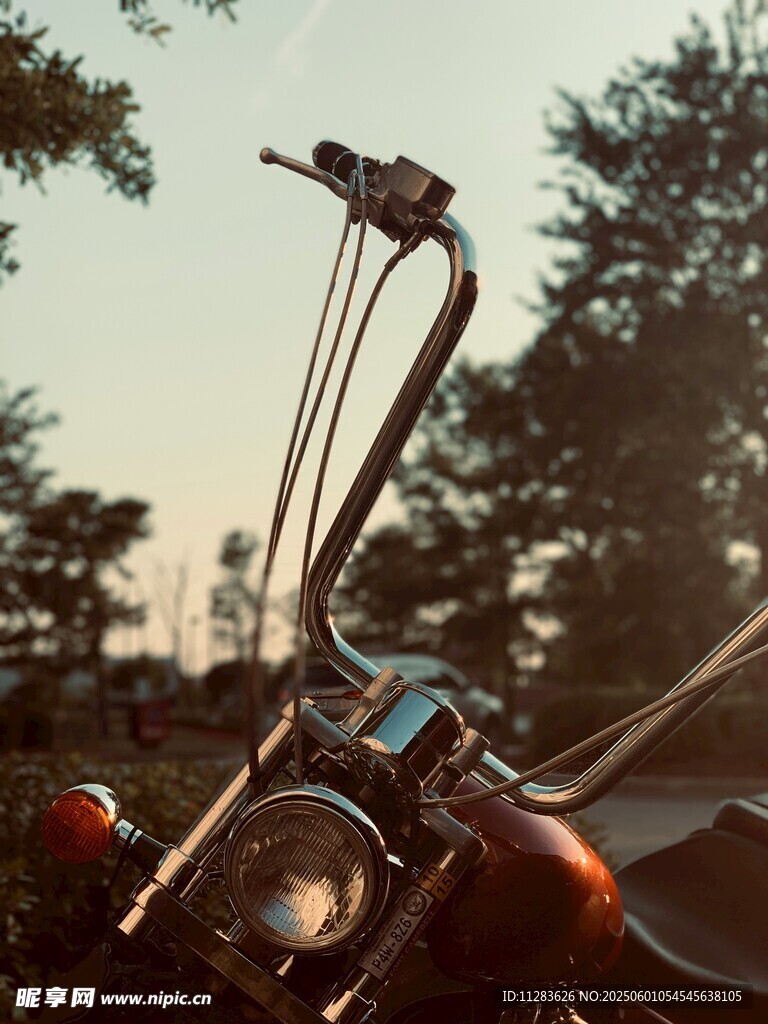 夕阳下的复古摩托车特写