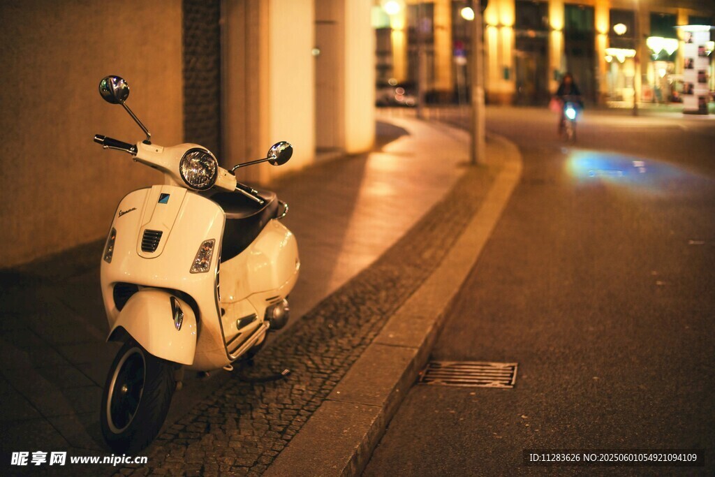 夜晚街边停放的复古摩托车