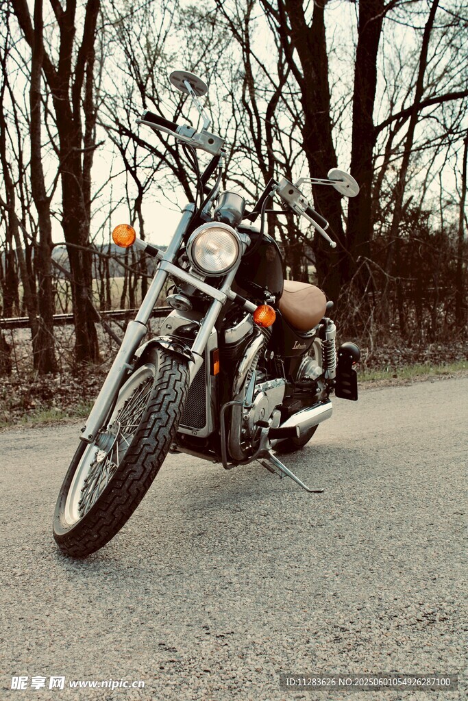 公路上的复古摩托车