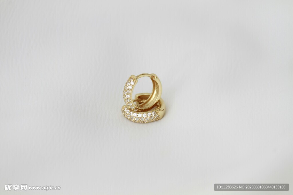 金色精致戒指饰品展示