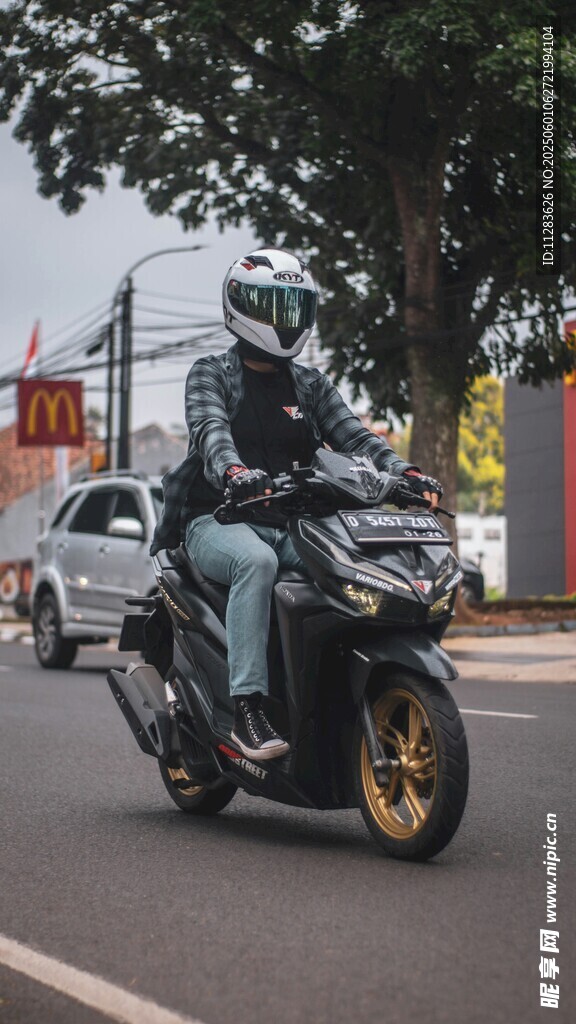 男子帅气骑行黑色摩托车