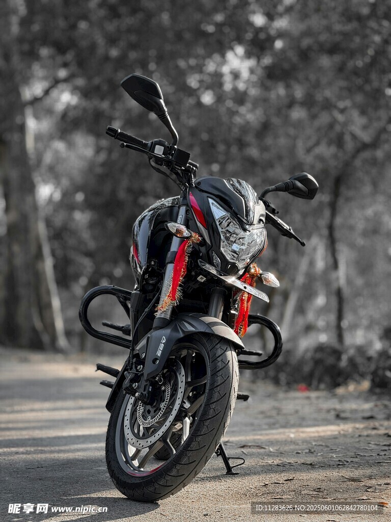 公路旁酷炫摩托车特写