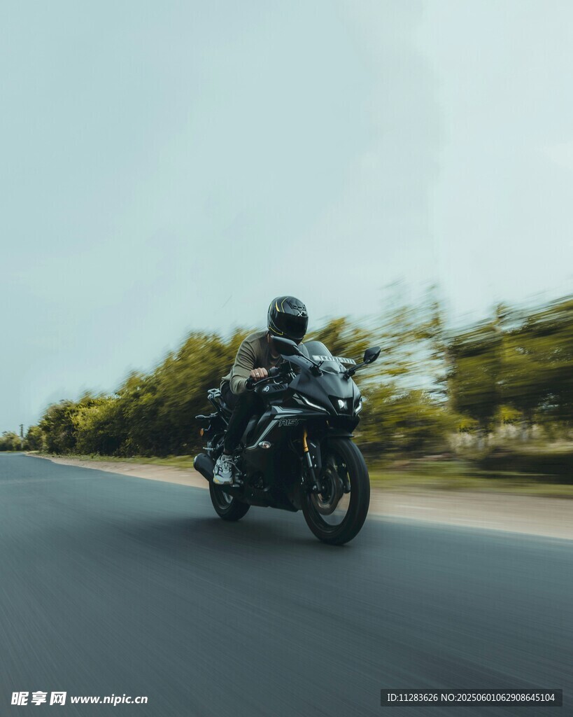公路上骑行的摩托车骑士
