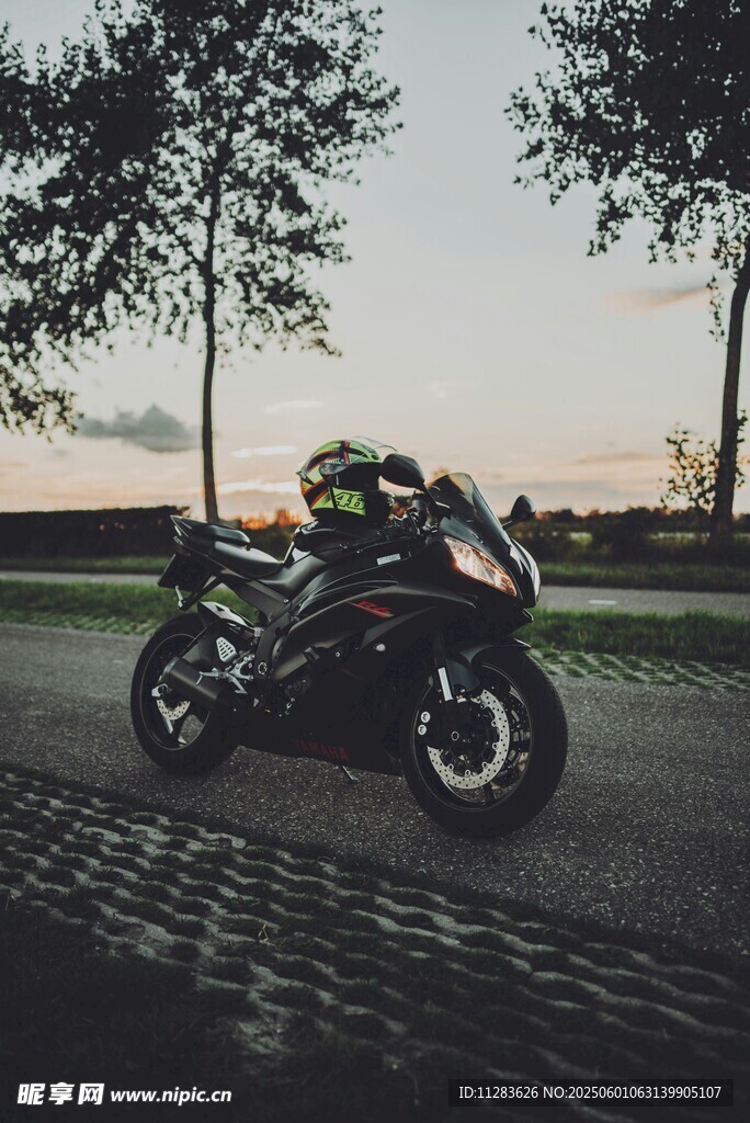 公路上的酷炫摩托车