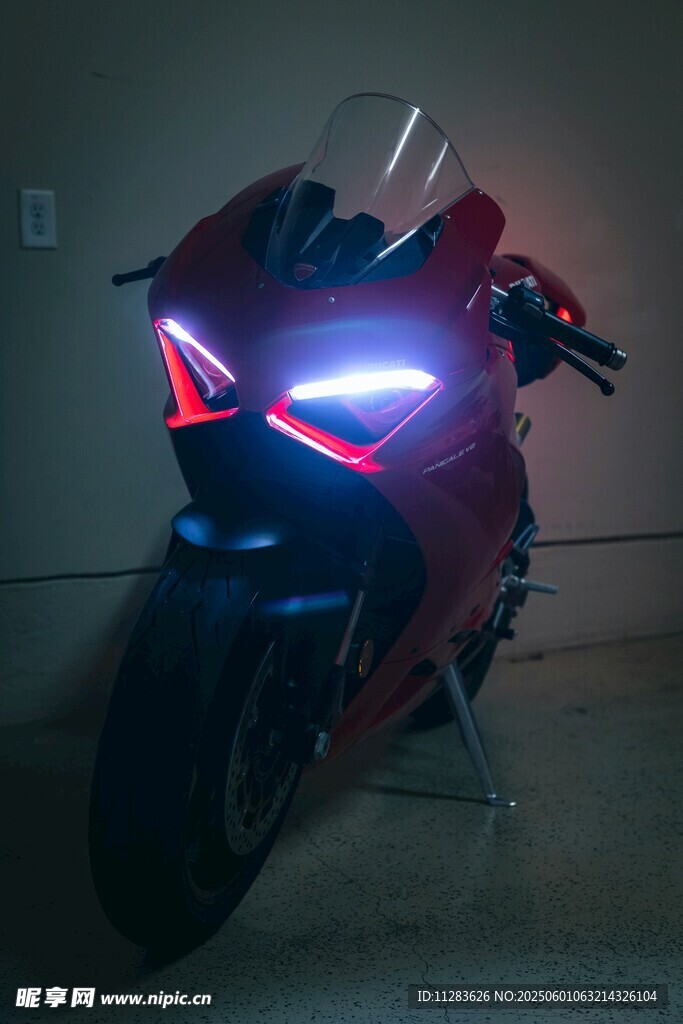 炫酷红色摩托车夜间灯光秀