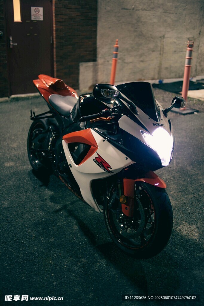 炫酷摩托车夜色中静立