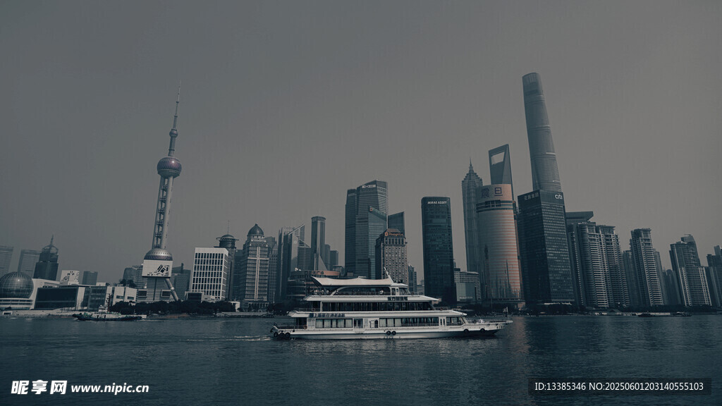 上海海上游船与城市天际线