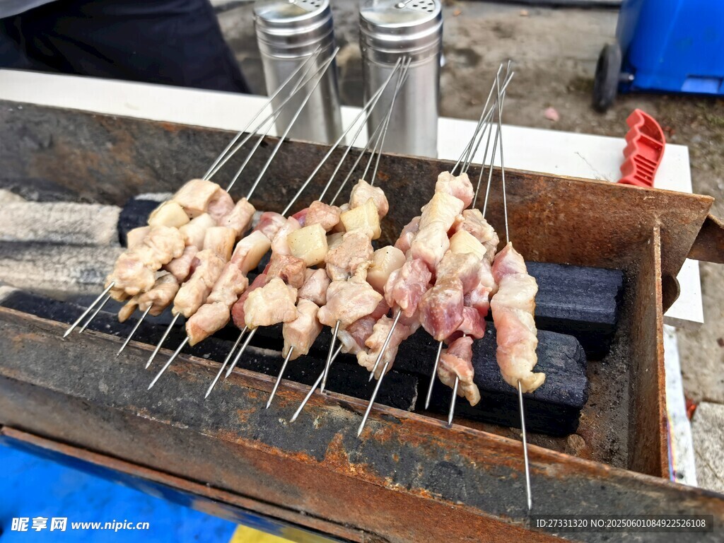 户外烤架上的美味串串