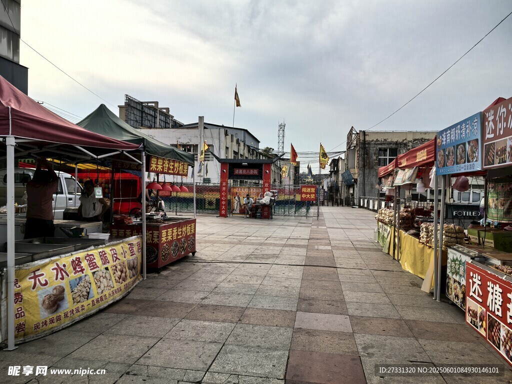 热闹集市街道摊位景象