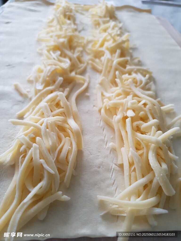 准备烘焙的条状芝士丝