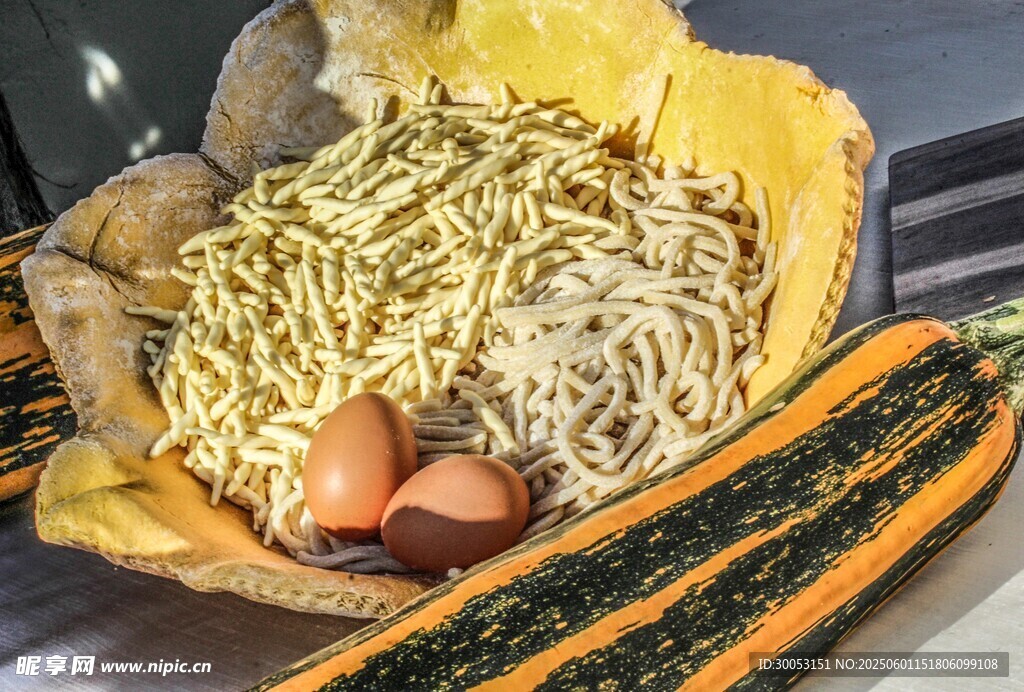 南瓜碗装意面与鸡蛋