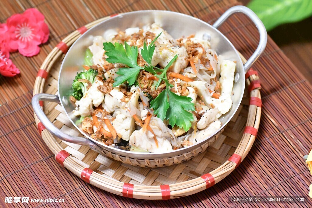 美味炒面装盘饰以香菜