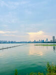 湖畔城市风光 水天相映