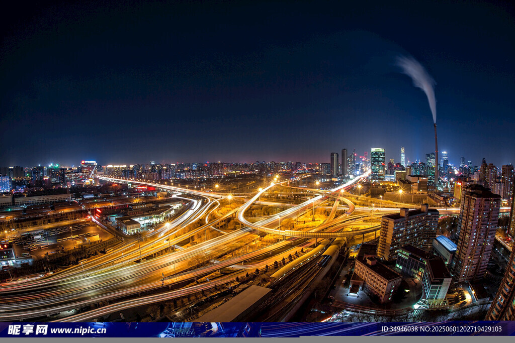 城市璀璨夜景与交错公路