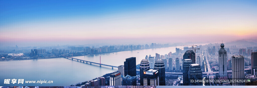 城市天际线与远处水域景观