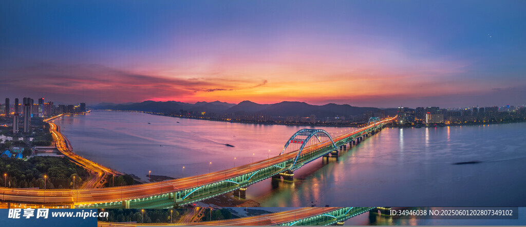 城市黄昏跨江大桥美景