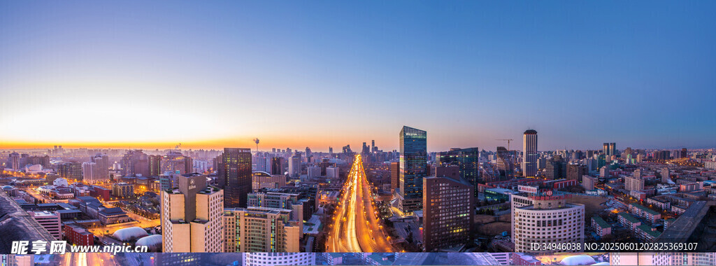城市天际线的壮丽黄昏景色