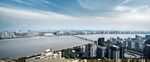 城市天际线与宽阔水域景观