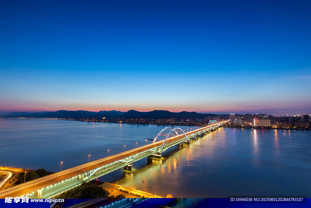 跨海大桥夜景璀璨迷人