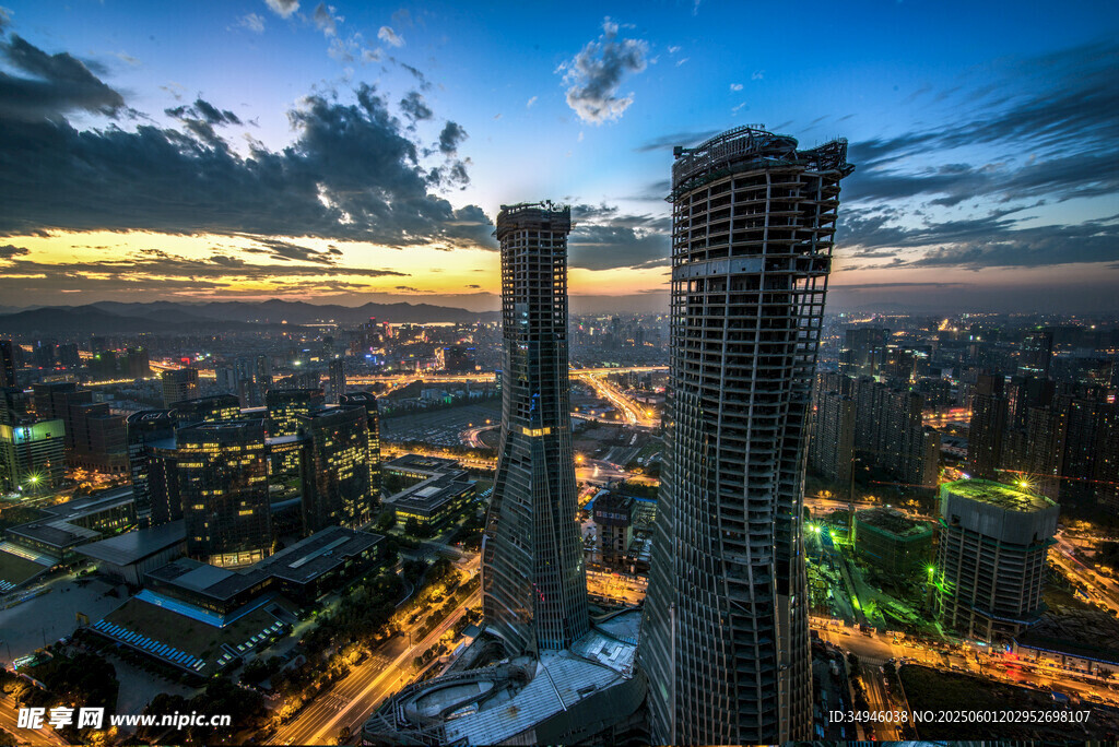 城市夜景中的摩天大楼