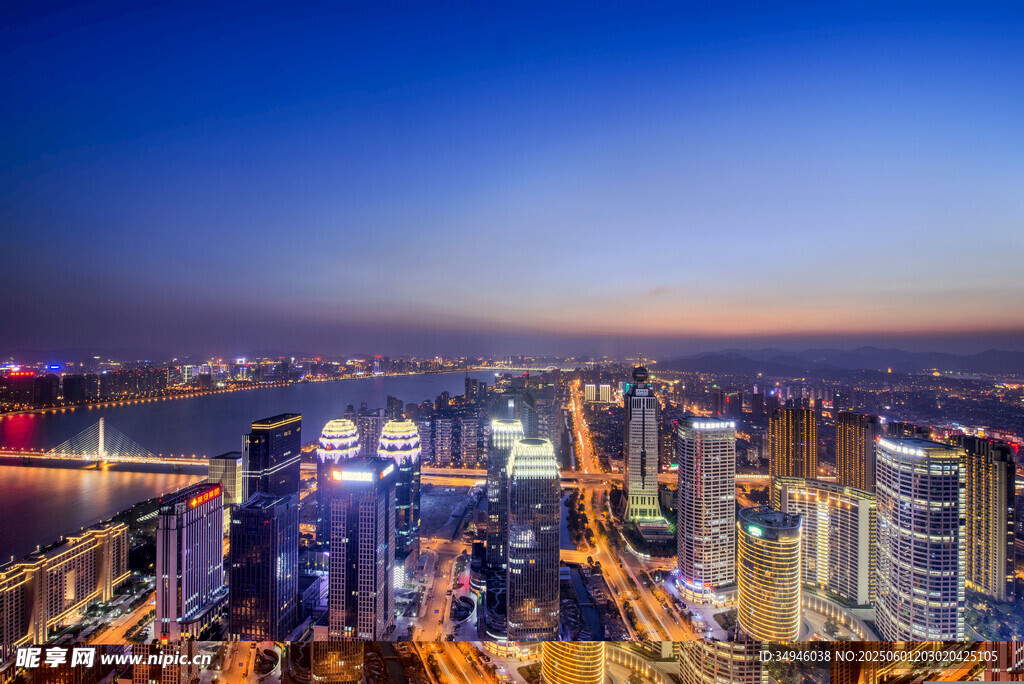 城市璀璨夜景俯瞰图