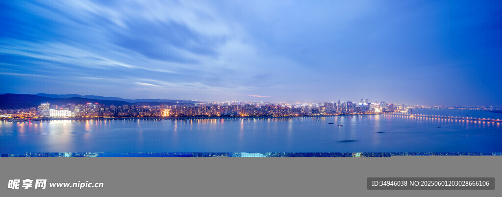 海滨夜景璀璨灯光映照