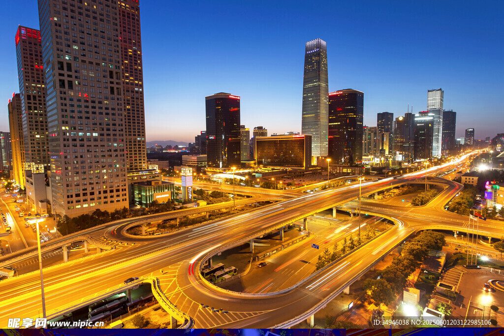 城市夜景中的繁华交通枢纽