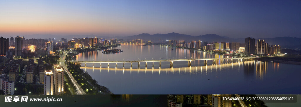城市夜景中的璀璨桥梁