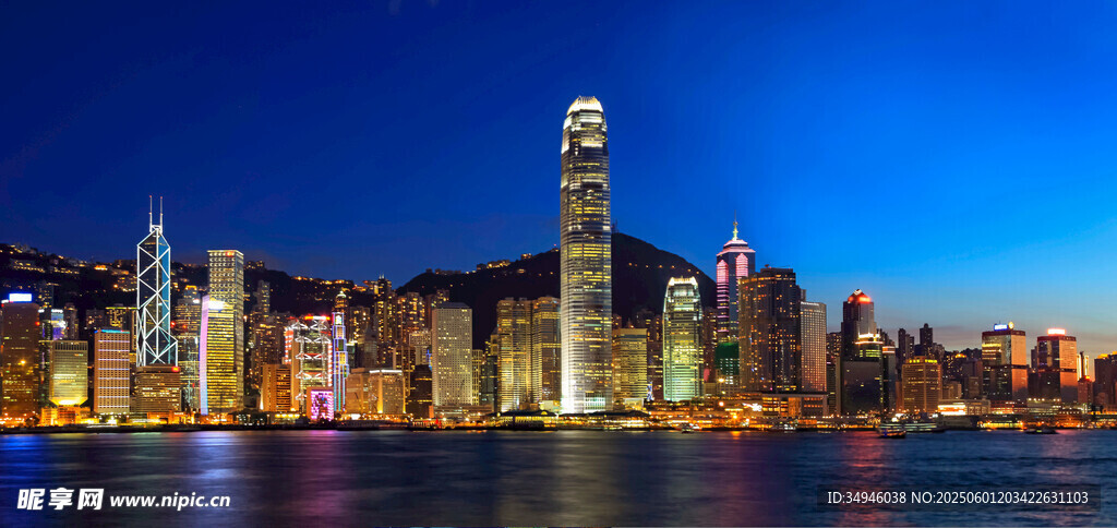城市璀璨夜景河畔建筑群