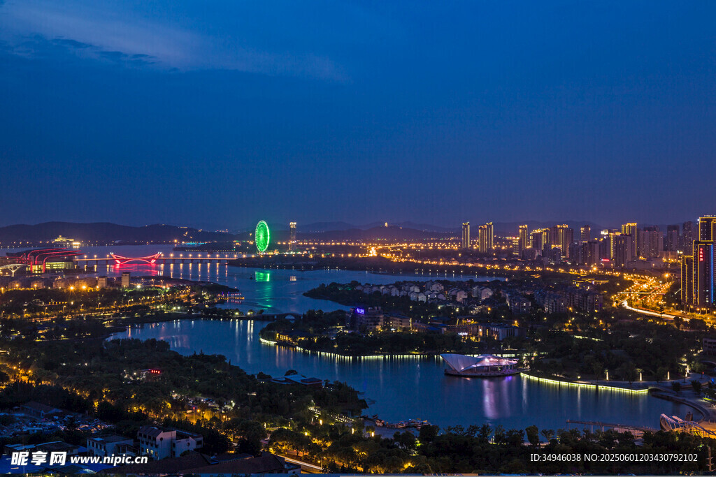 城市夜景璀璨的河畔风光