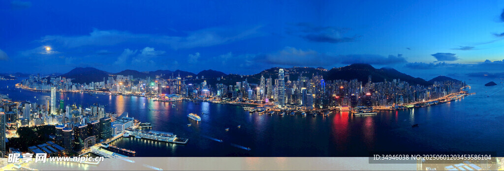 城市夜景璀璨的海滨风光