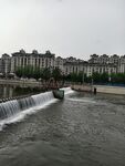 城市水坝旁的建筑景观