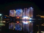 城市夜景璀璨建筑映湖面