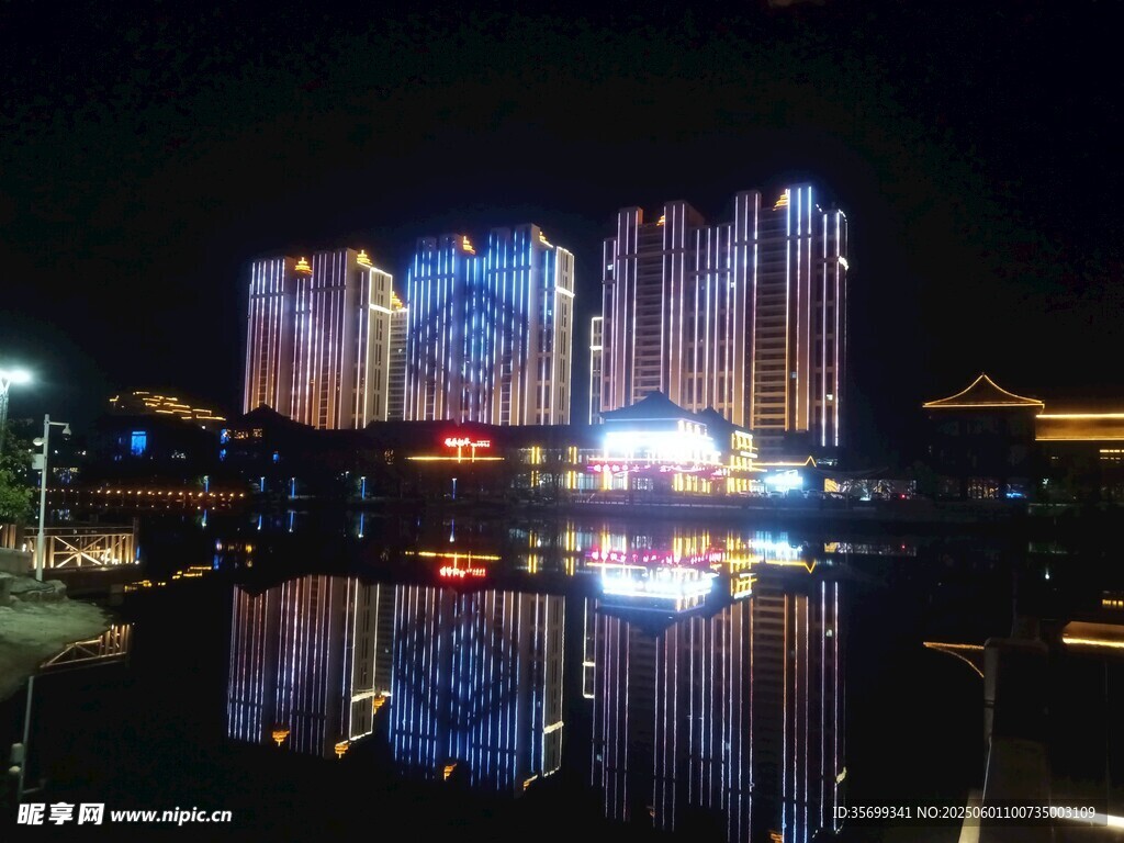 城市夜景璀璨建筑映湖面