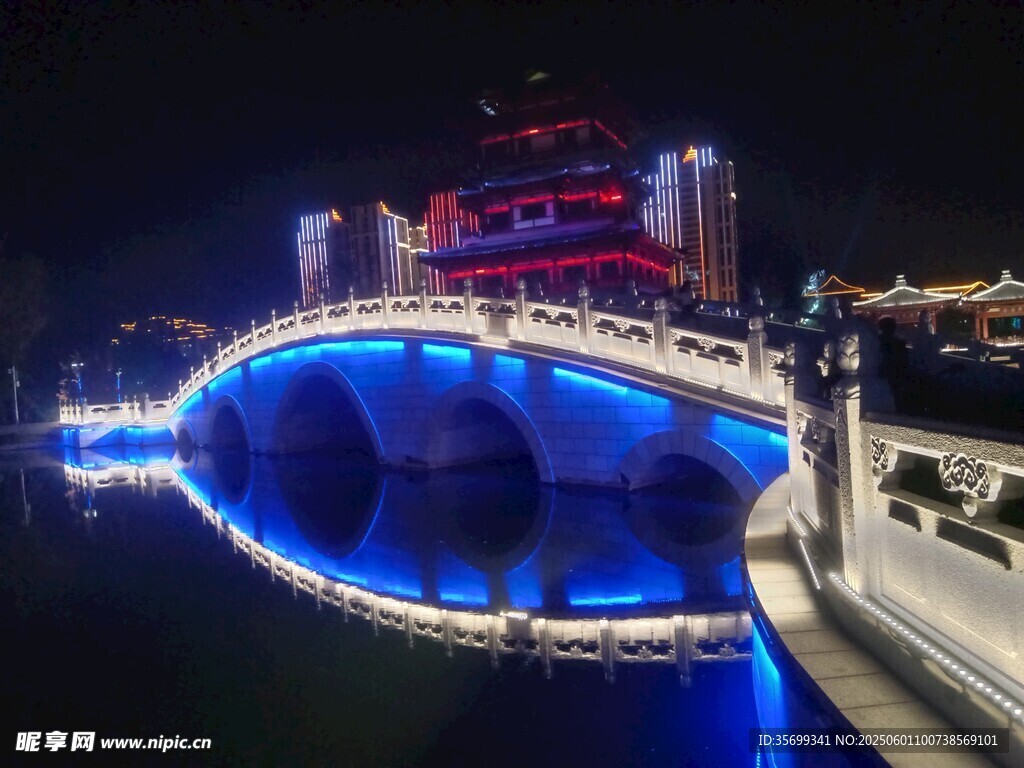 夜晚拱桥与古建筑灯光秀