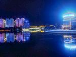 城市璀璨夜景湖面倒影