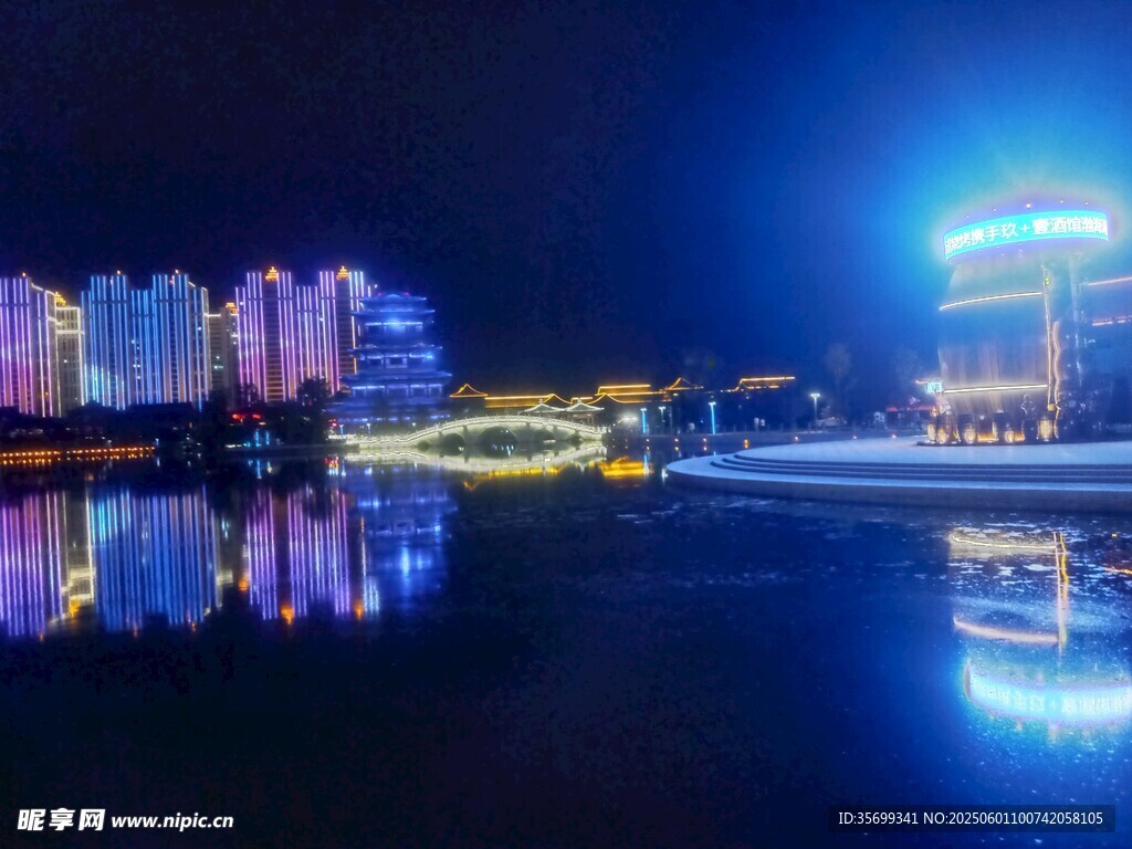 城市璀璨夜景湖面倒影