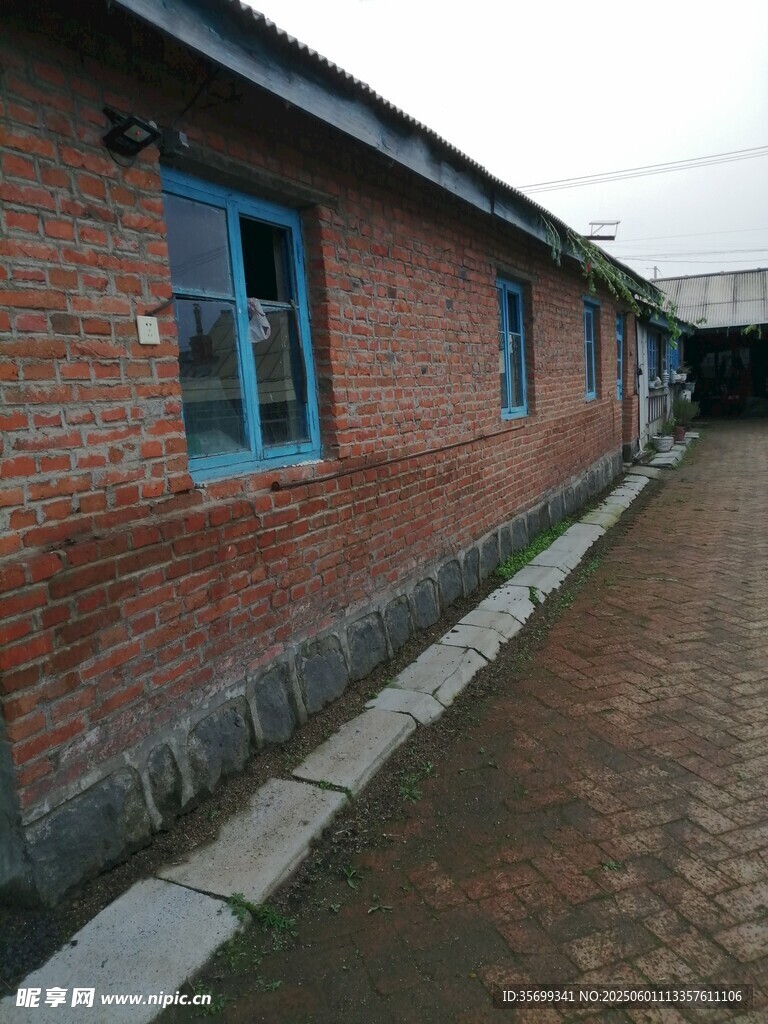 红砖瓦房旁的砖砌小道