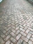 人字形铺砖路面