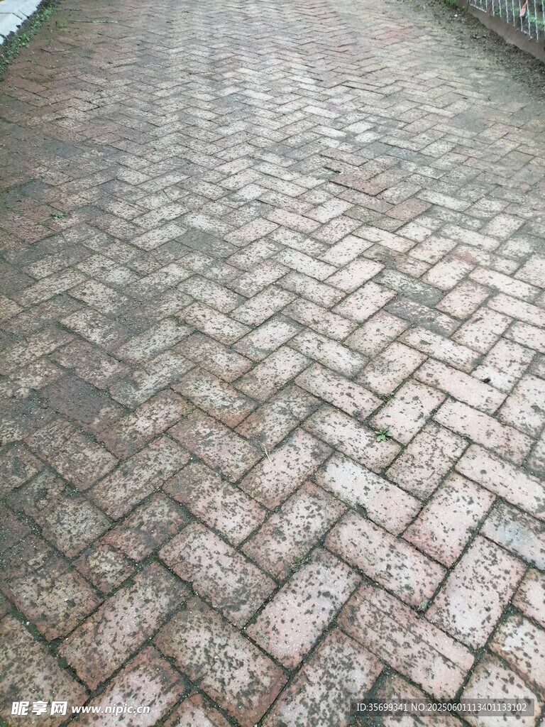人字形铺砖路面