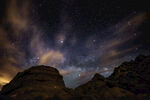 夜空下的山峦与璀璨星河