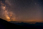 夜空下的壮丽山峦与星河