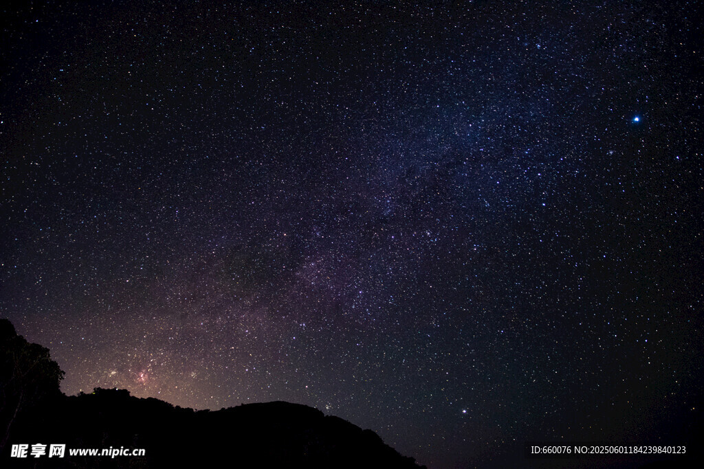 夜空下的山峦与璀璨星河