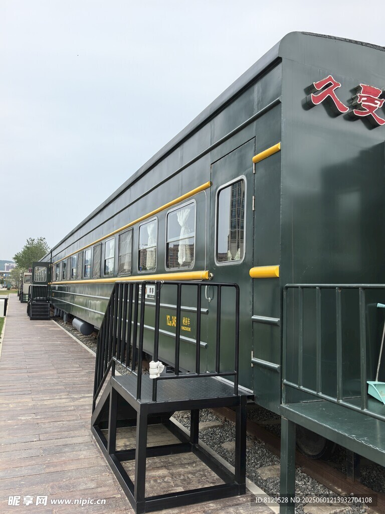 复古绿皮火车停靠站台