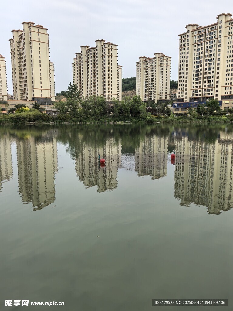 湖畔高楼倒影美景