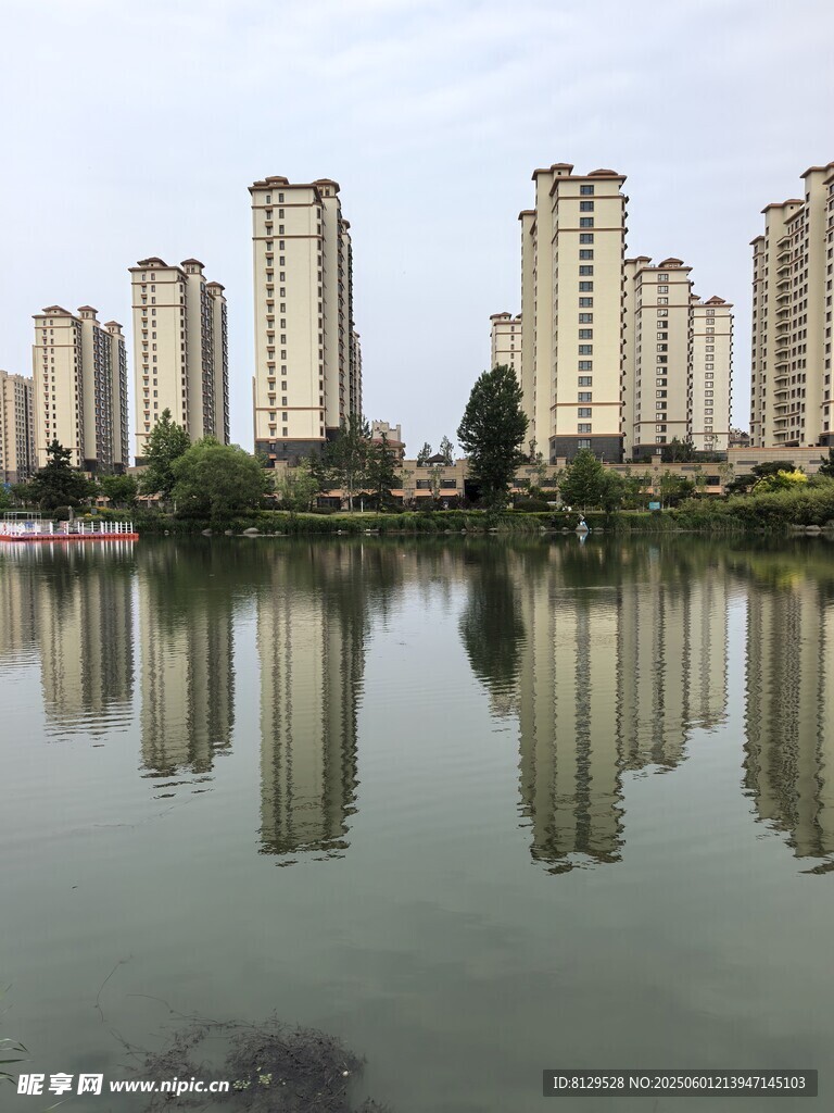 湖畔高楼倒影美景